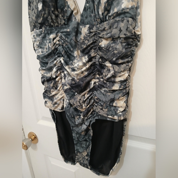 Aerin Rose Slimming 1 Piece Underwire Halter Swimsuit NWOT - Picture 5 of 16